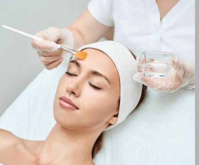 Paciente recebendo tratamento facial